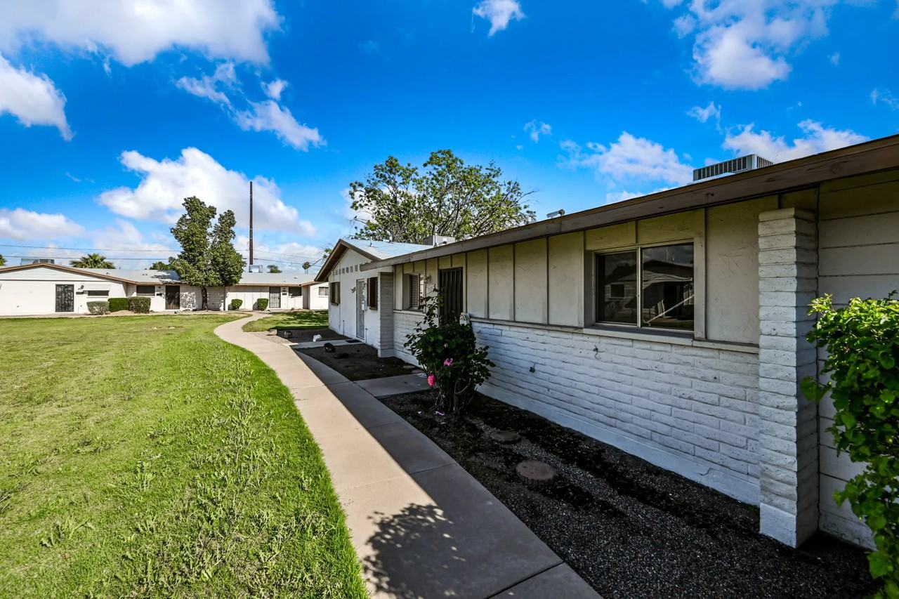 7124 W Wolf St - Photo 2 of 16