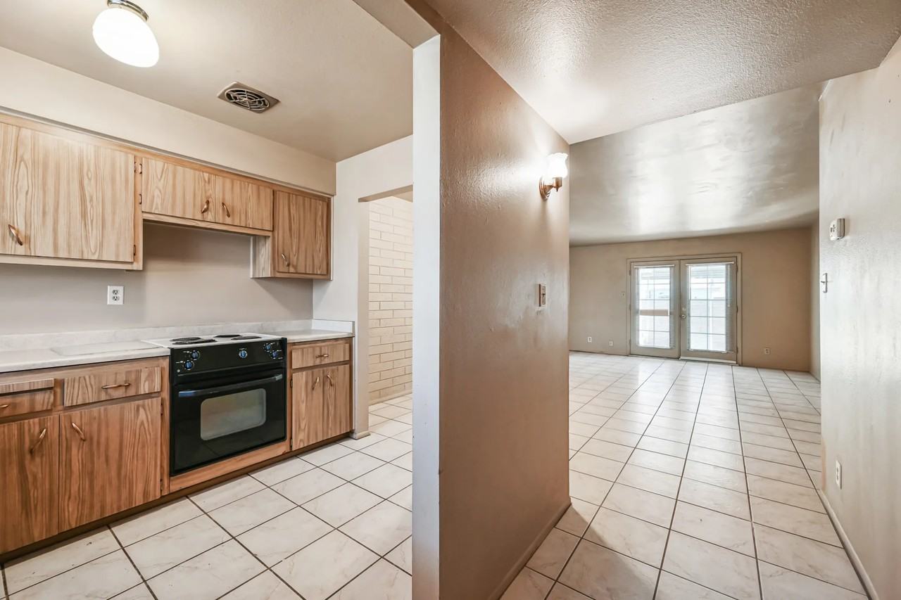 7124 W Wolf St - Photo 3 of 16