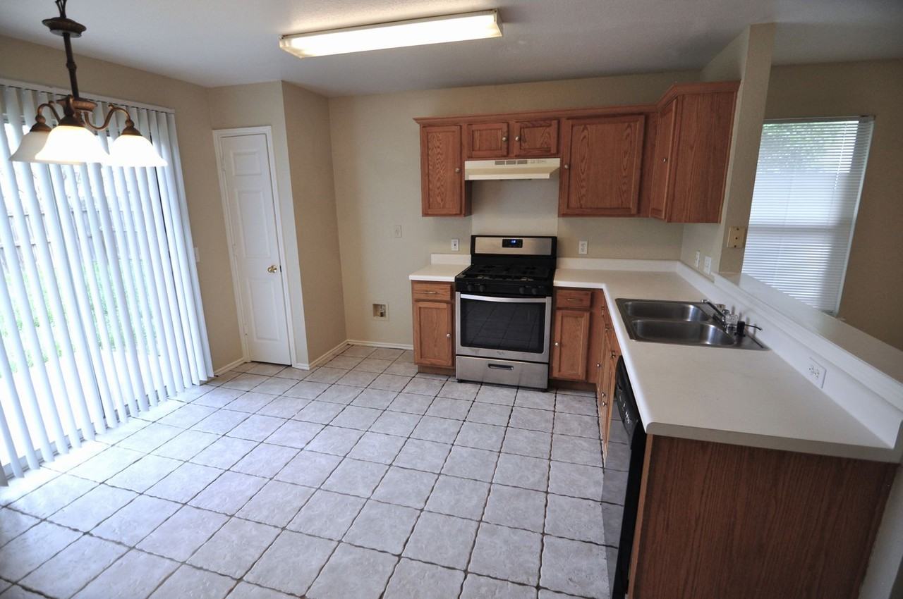 6828 Sabrina Dr - Photo 5 of 26