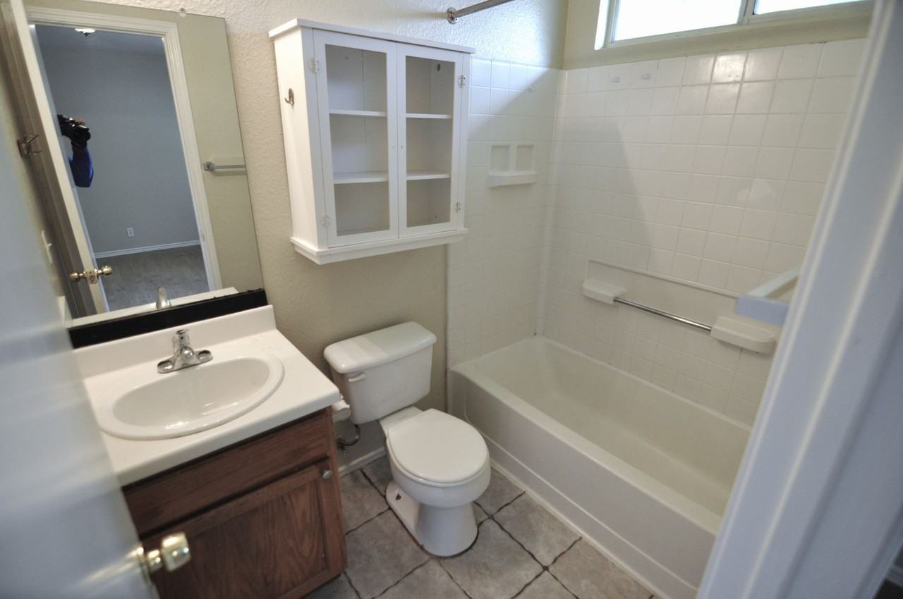 6828 Sabrina Dr - Photo 7 of 26
