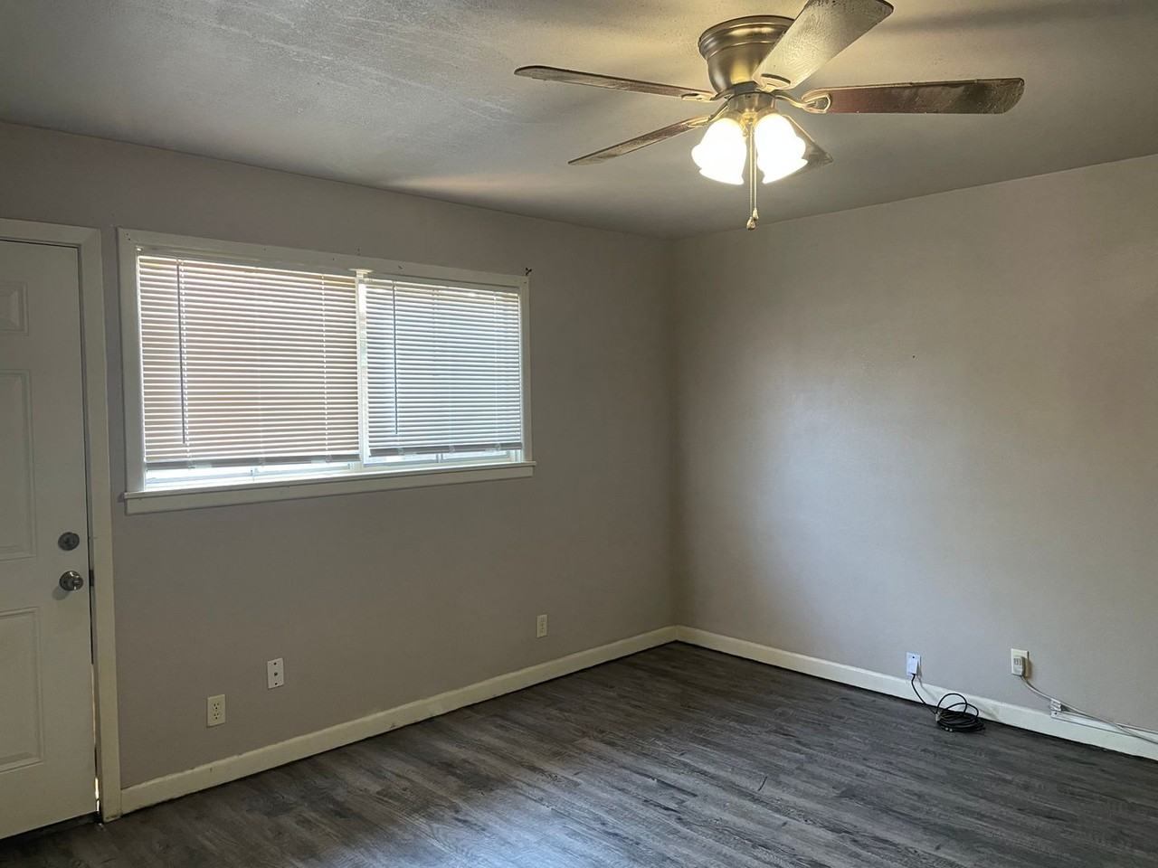 606 Knowles - Photo 2 of 5