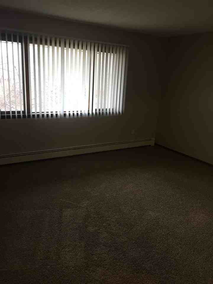 Town's Edge Square Apartments - Photo 3 of 8