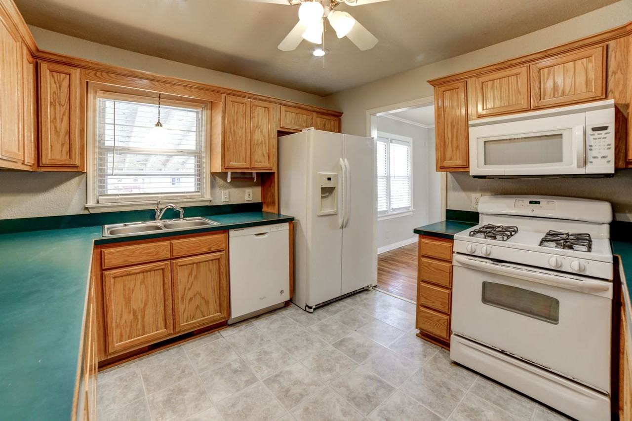 4697 S Saint Louis Ave - Photo 5 of 36