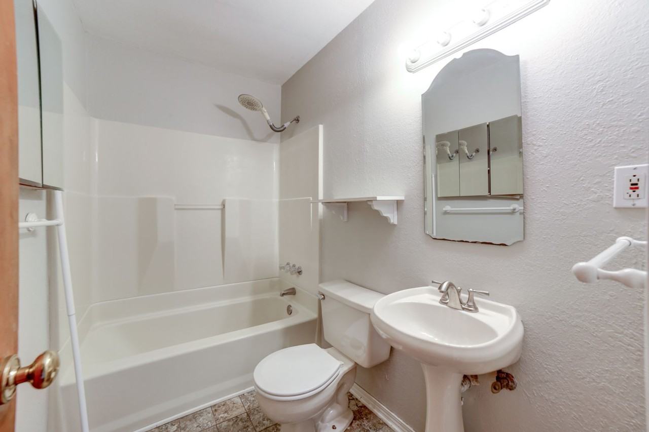 4697 S Saint Louis Ave - Photo 7 of 36