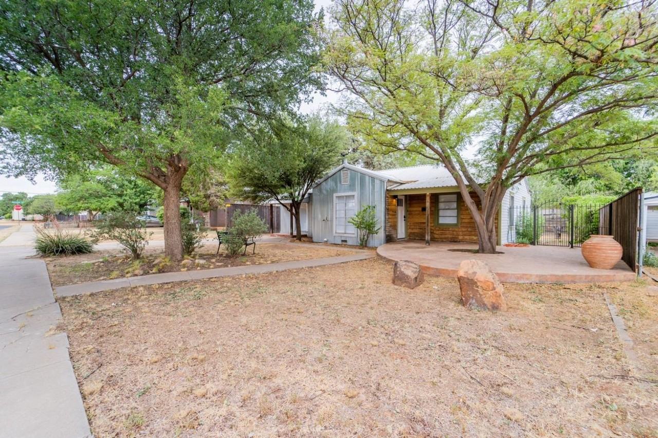 2426 29th St - Photo 2 of 35