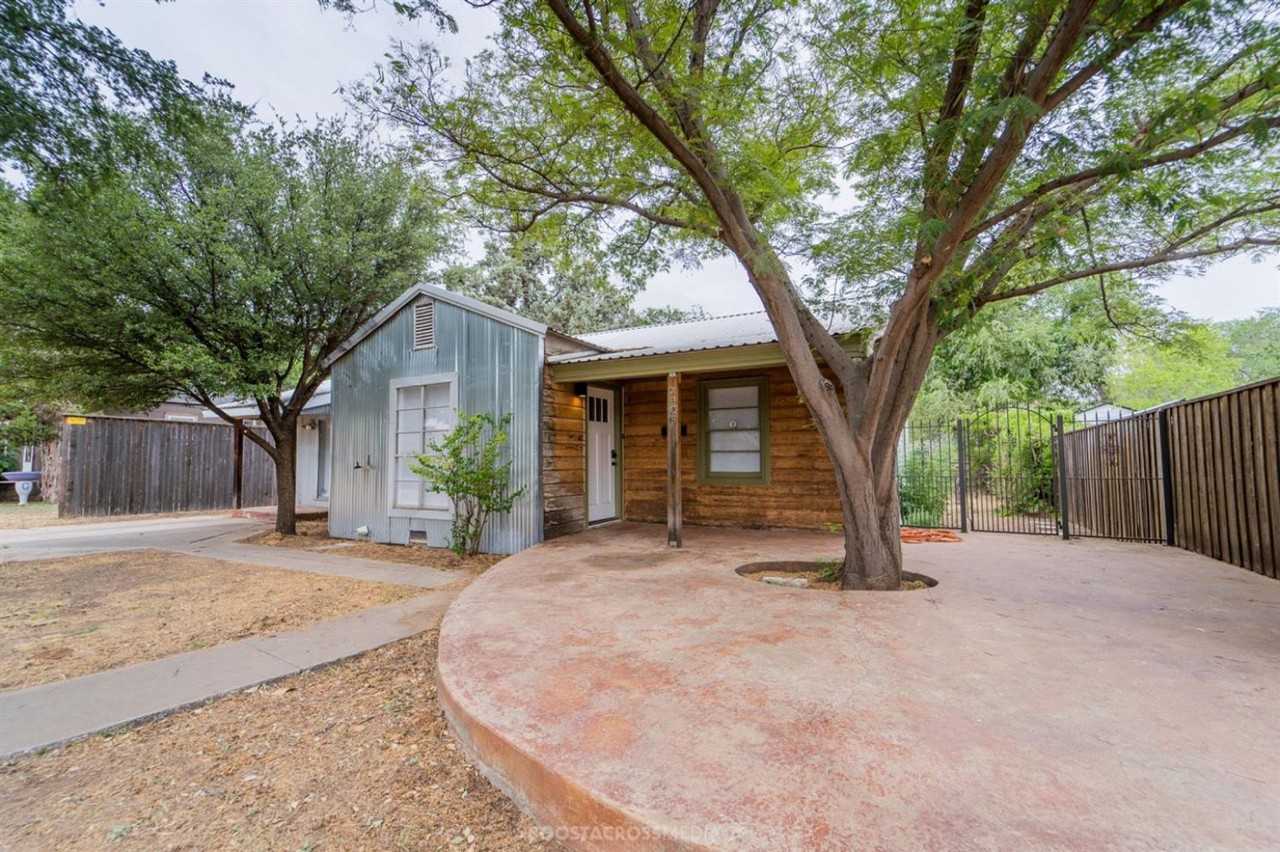 2426 29th St - Photo 3 of 35