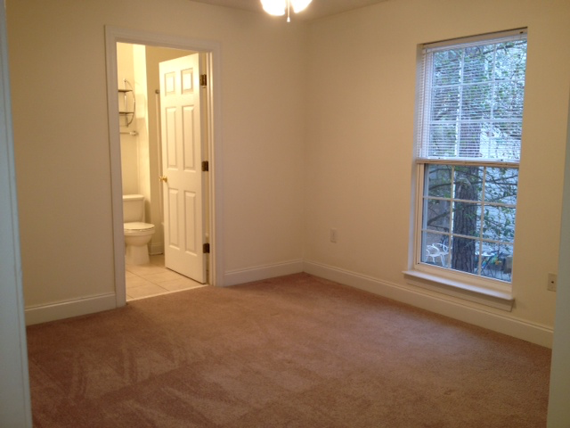 1016 Hickory Dr Apt A #A - Photo 2 of 32