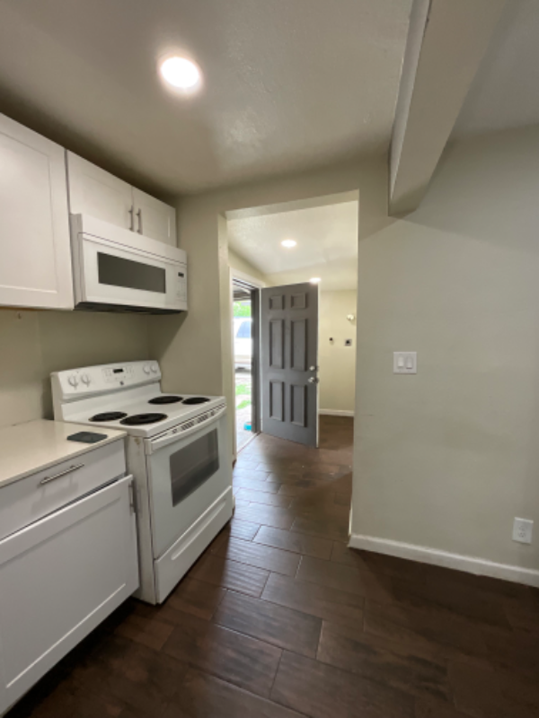 2533 W Southcross Blvd #2 - Photo 6 of 14