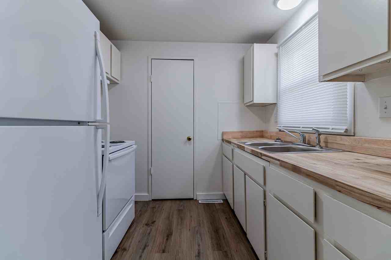 CR - 1006 Crescent Dr - Photo 2 of 6