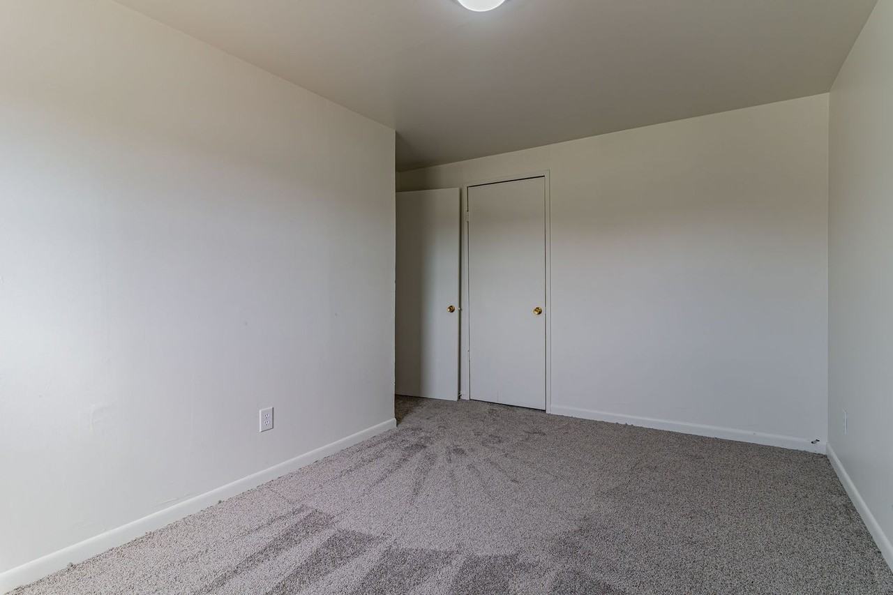 CR - 1006 Crescent Dr - Photo 3 of 6