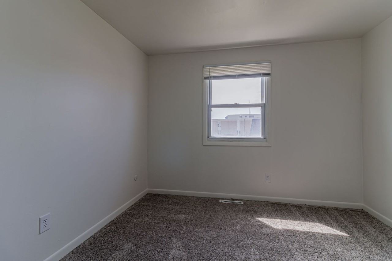 CR - 1006 Crescent Dr - Photo 4 of 6