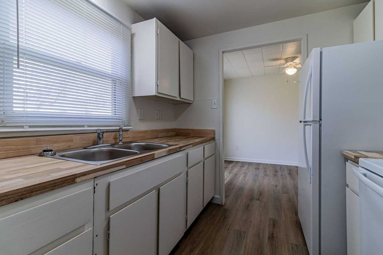 CR - 1006 Crescent Dr - Photo 5 of 6