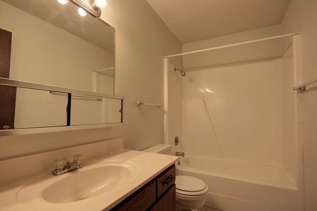 2404LE - Photo 5 of 8