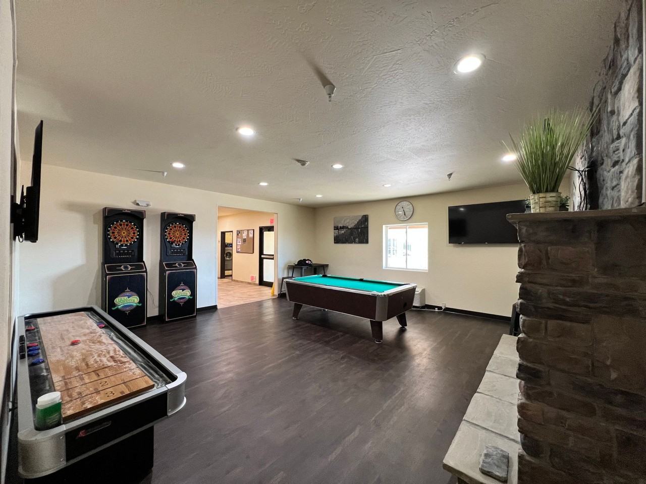 Bakken Lodge, LLC - Photo 4 of 41