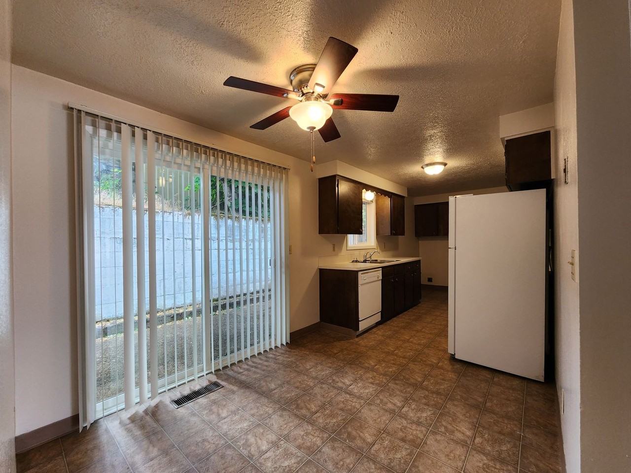 032-Suzanne Lea Duplexes - Photo 2 of 48