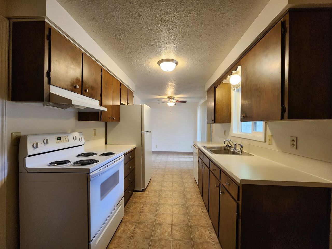 032-Suzanne Lea Duplexes - Photo 3 of 48