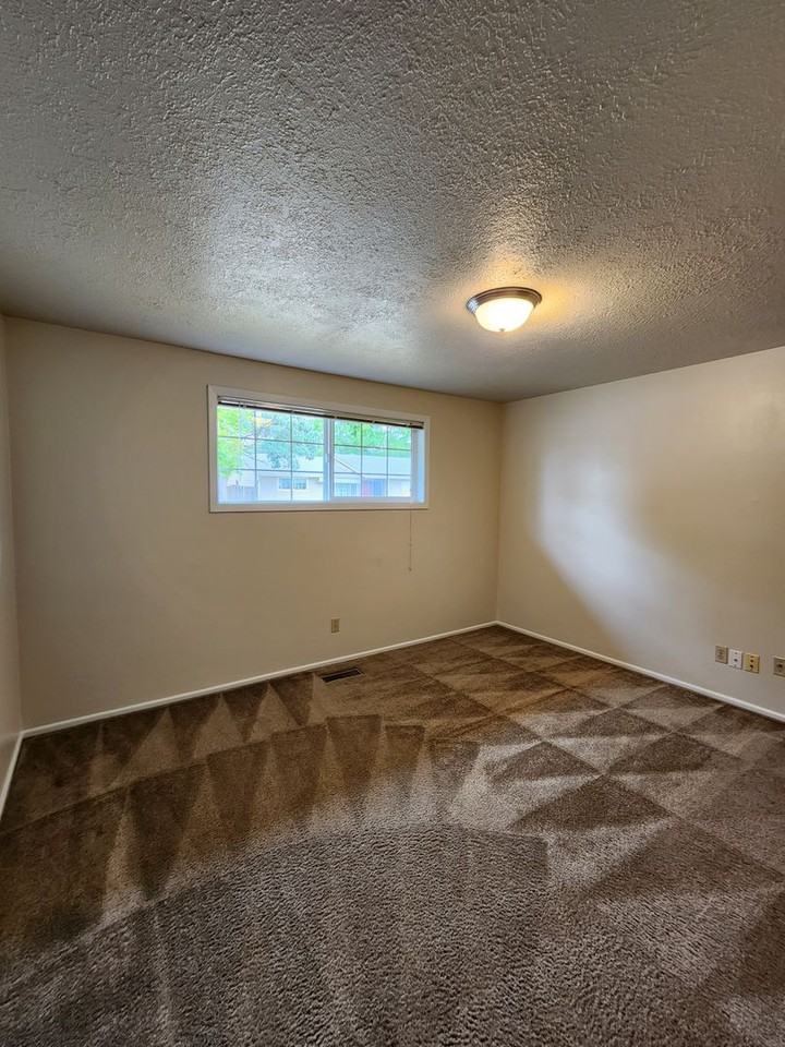 032-Suzanne Lea Duplexes - Photo 5 of 48