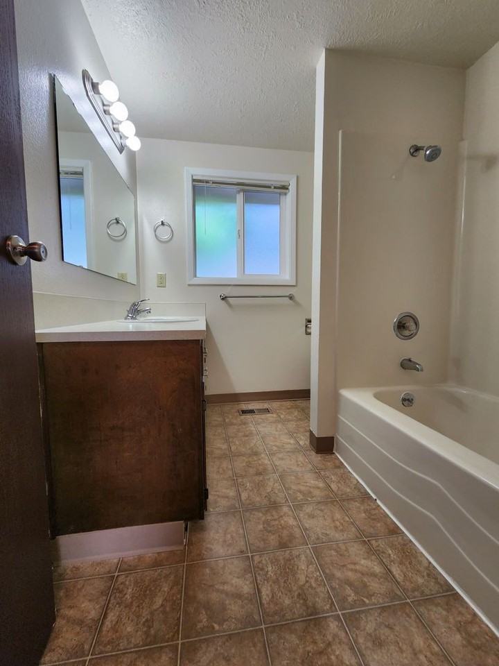 032-Suzanne Lea Duplexes - Photo 7 of 48