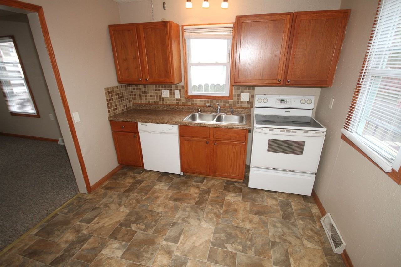 5104 Sw 9th St - Photo 3 of 17