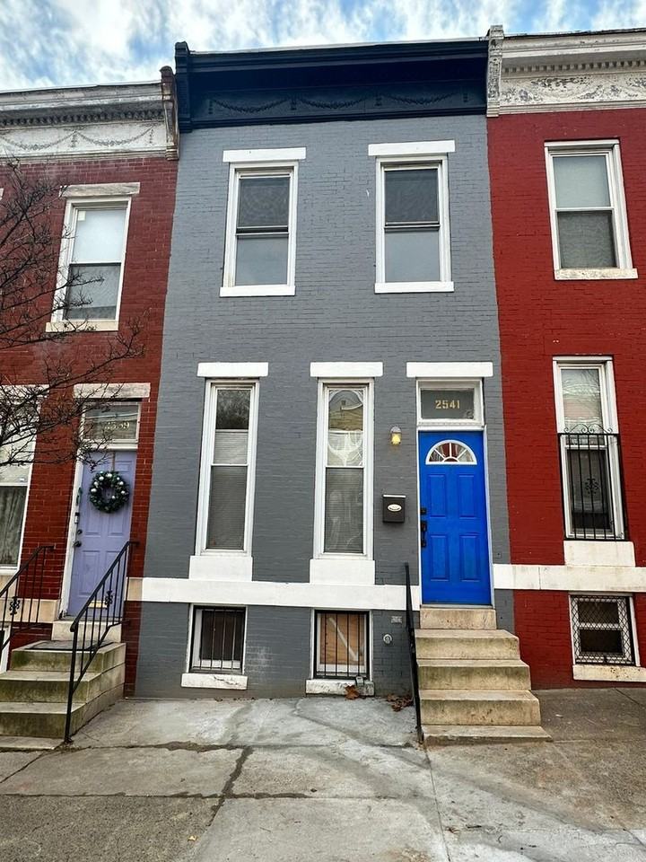 2541 W Baltimore St - Photo 2 of 15