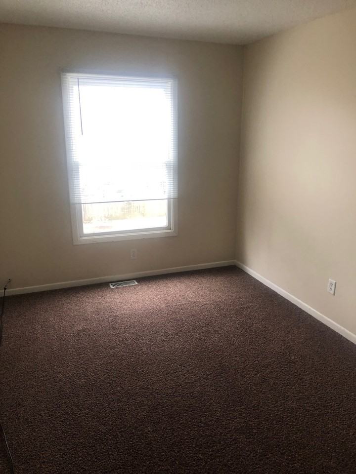 916 Titus Ave - Photo 3 of 9