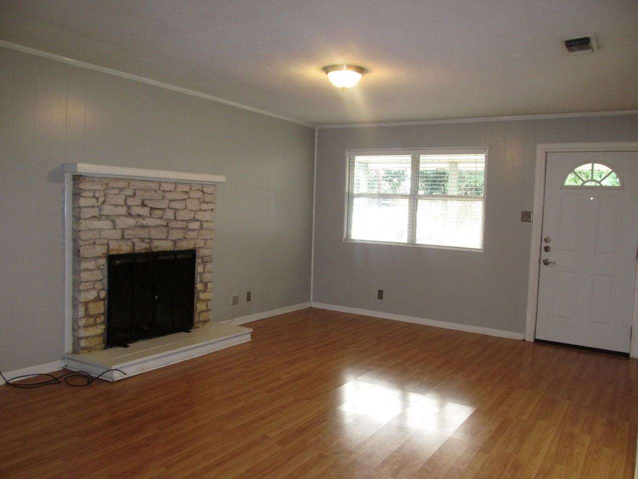 2114 Herrington St - Photo 2 of 9