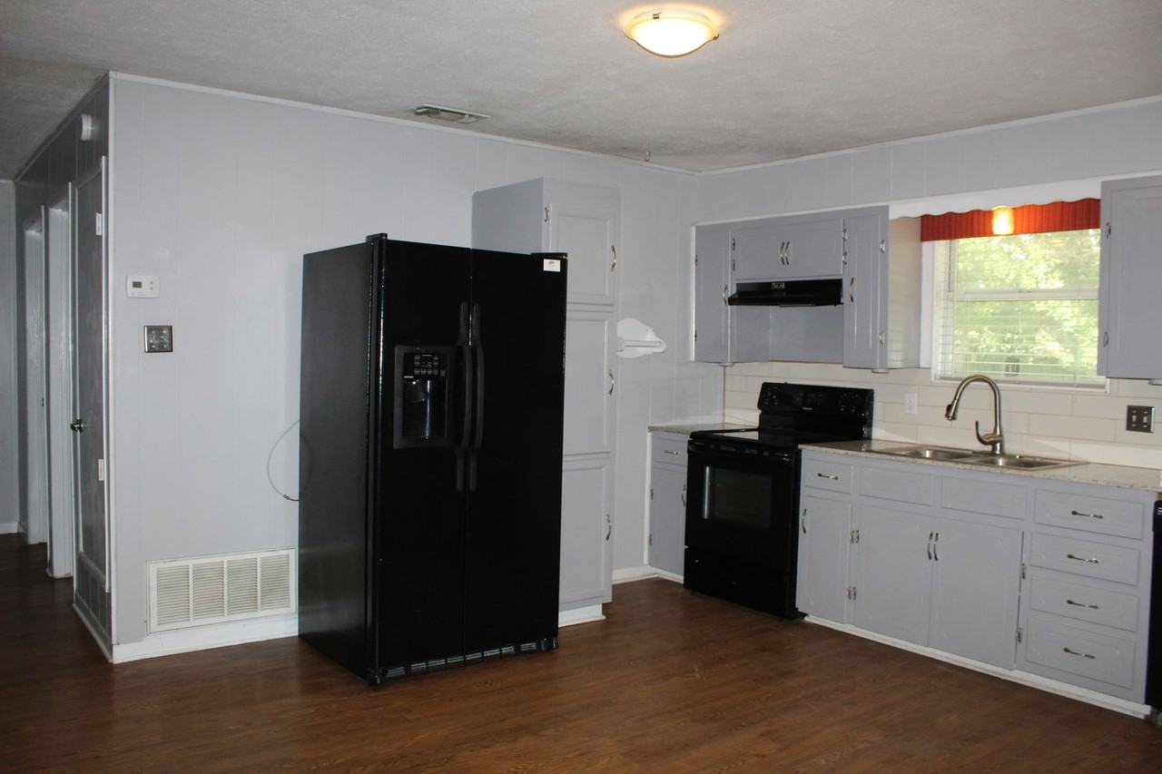2114 Herrington St - Photo 3 of 9