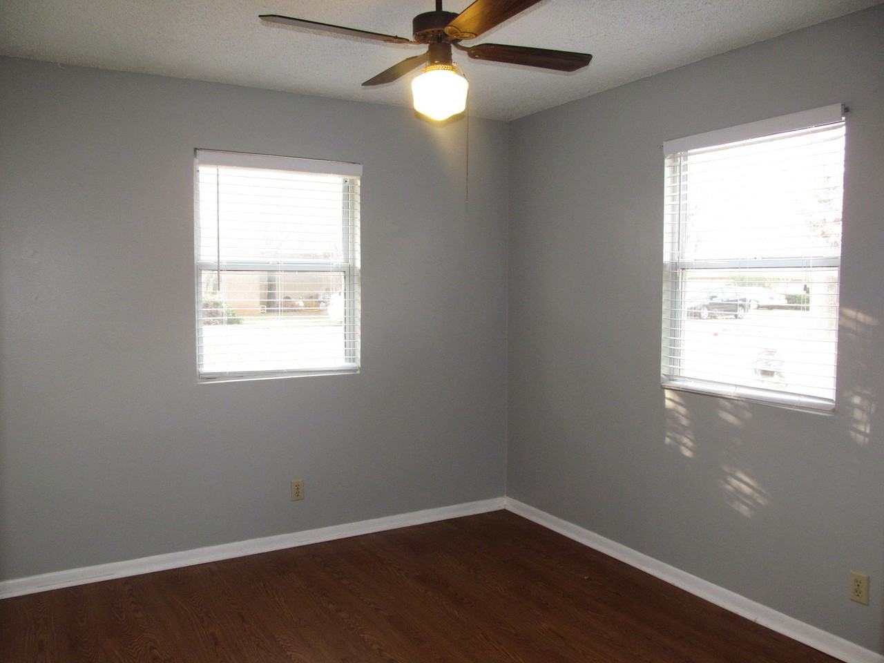 2114 Herrington St - Photo 5 of 9