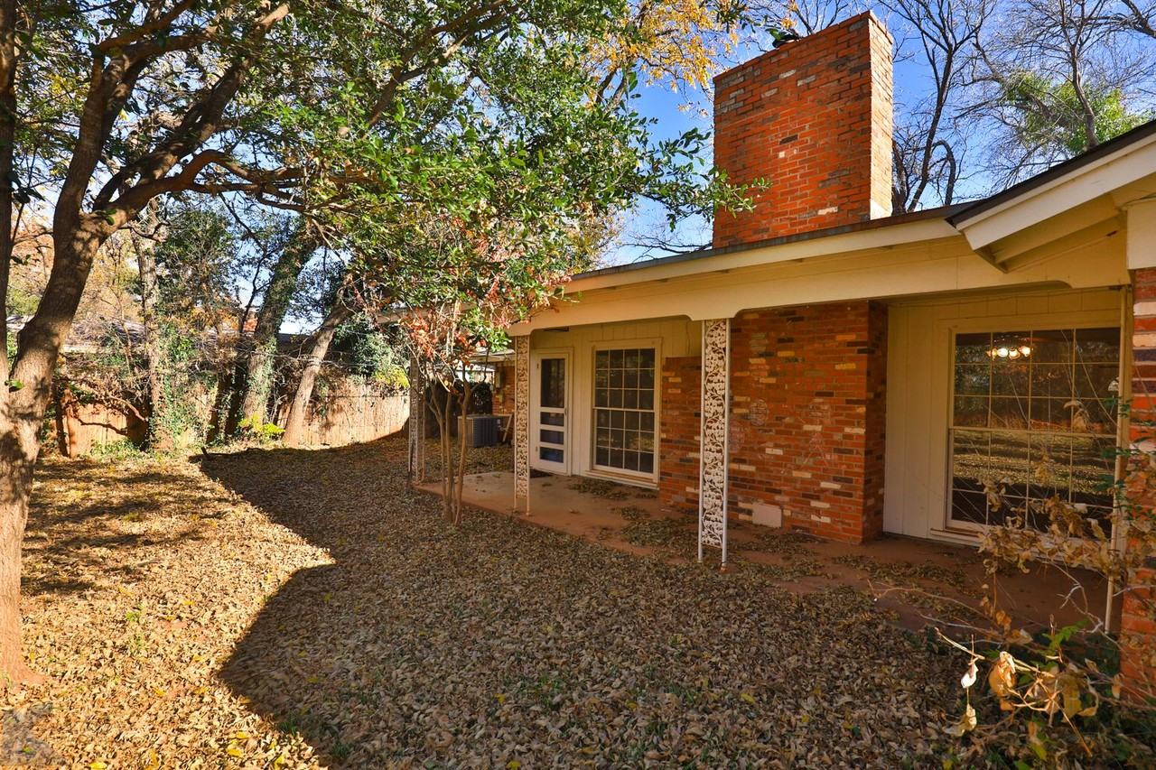 874 Westwood Dr - Photo 3 of 32