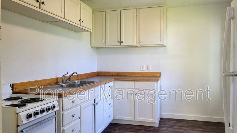 2680 E St - Photo 3 of 12