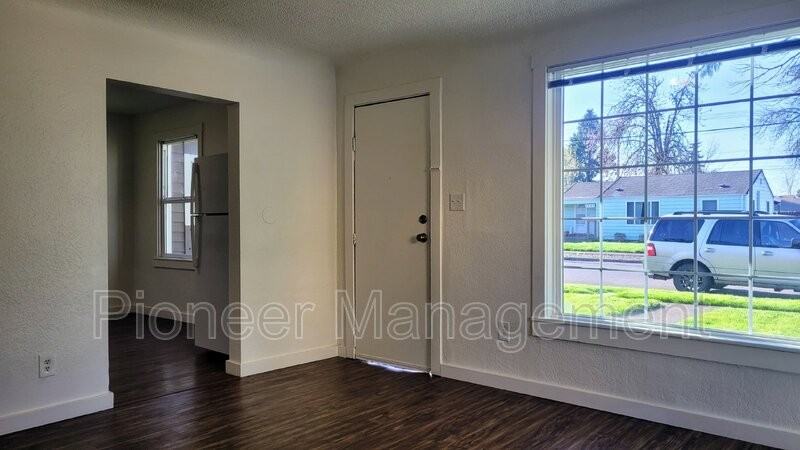 2680 E St - Photo 2 of 12