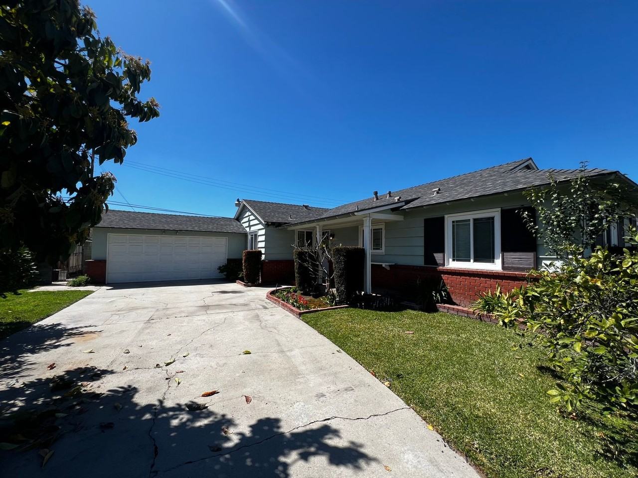 1326 E Greenville Dr - Photo 2 of 3