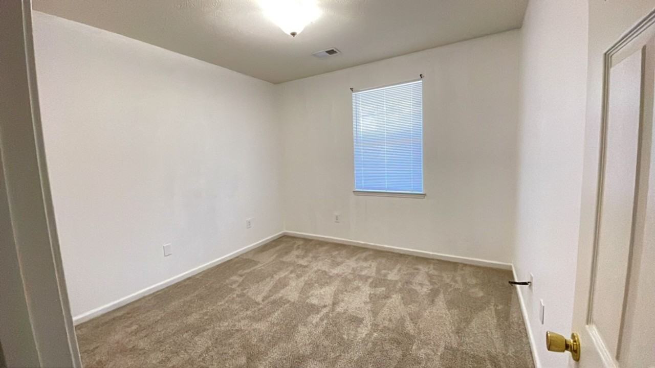 650 River Oaks Dr #46H - Photo 4 of 10