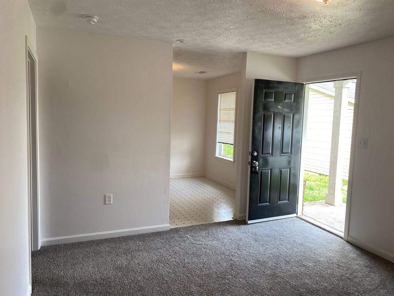 47 Robinson St - Photo 3 of 10