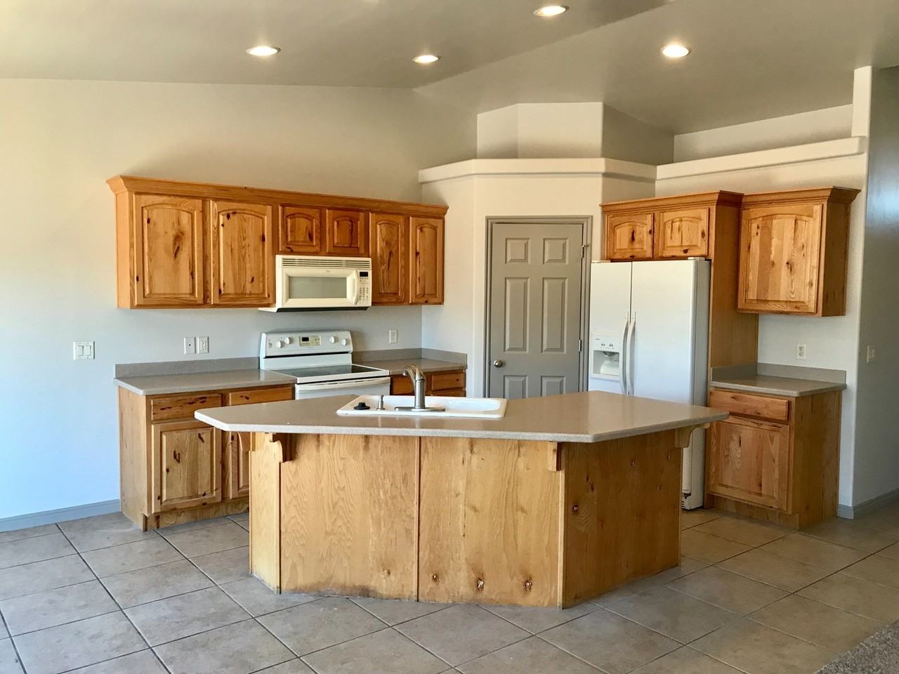 2044 Sanford Pl - Photo 2 of 5