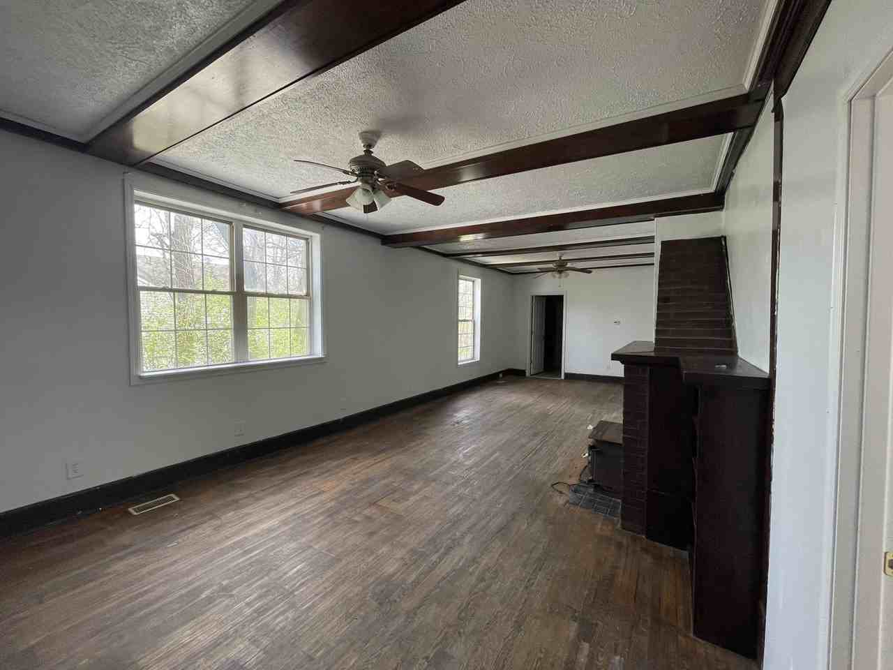 1421 Center St - Photo 2 of 24