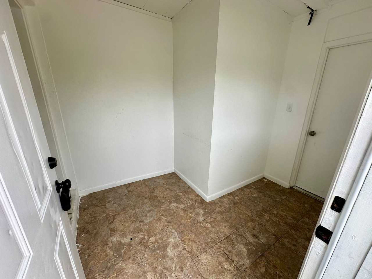 831 831 Rockhill Street - 831 Rockhill St - Photo 2 of 10