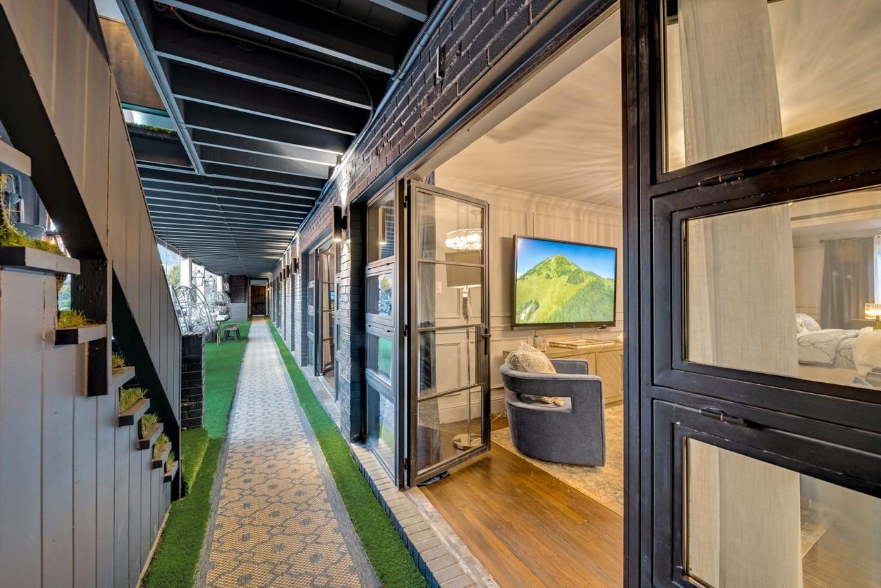 Sir Charles - Photo 5 of 50