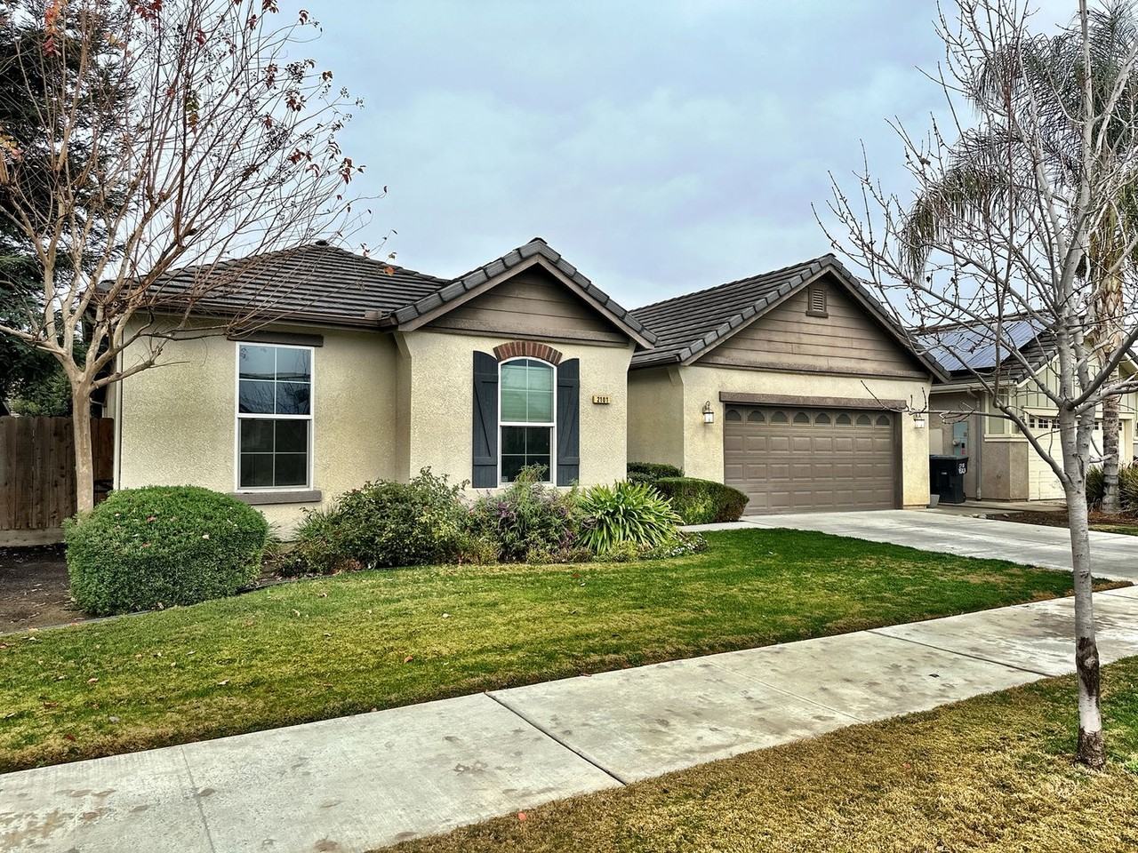 2101 N Lindsay Ct - Photo 2 of 25