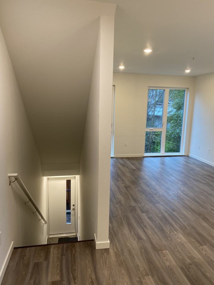 2000 Se Tacoma St #9 - Photo 4 of 9