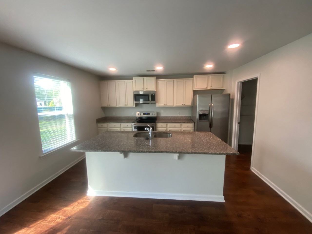 654 Hogan Dr - Photo 3 of 32