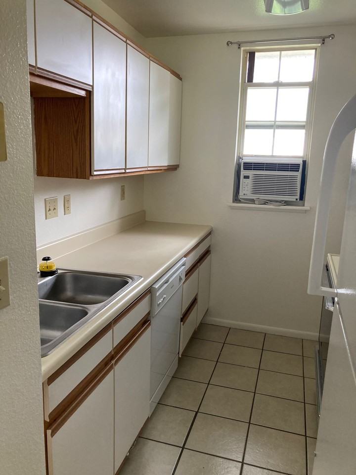 Great, affordable 2BR in Lafayette. Back patio, W/D connections! (SirG) - Photo 5 of 6