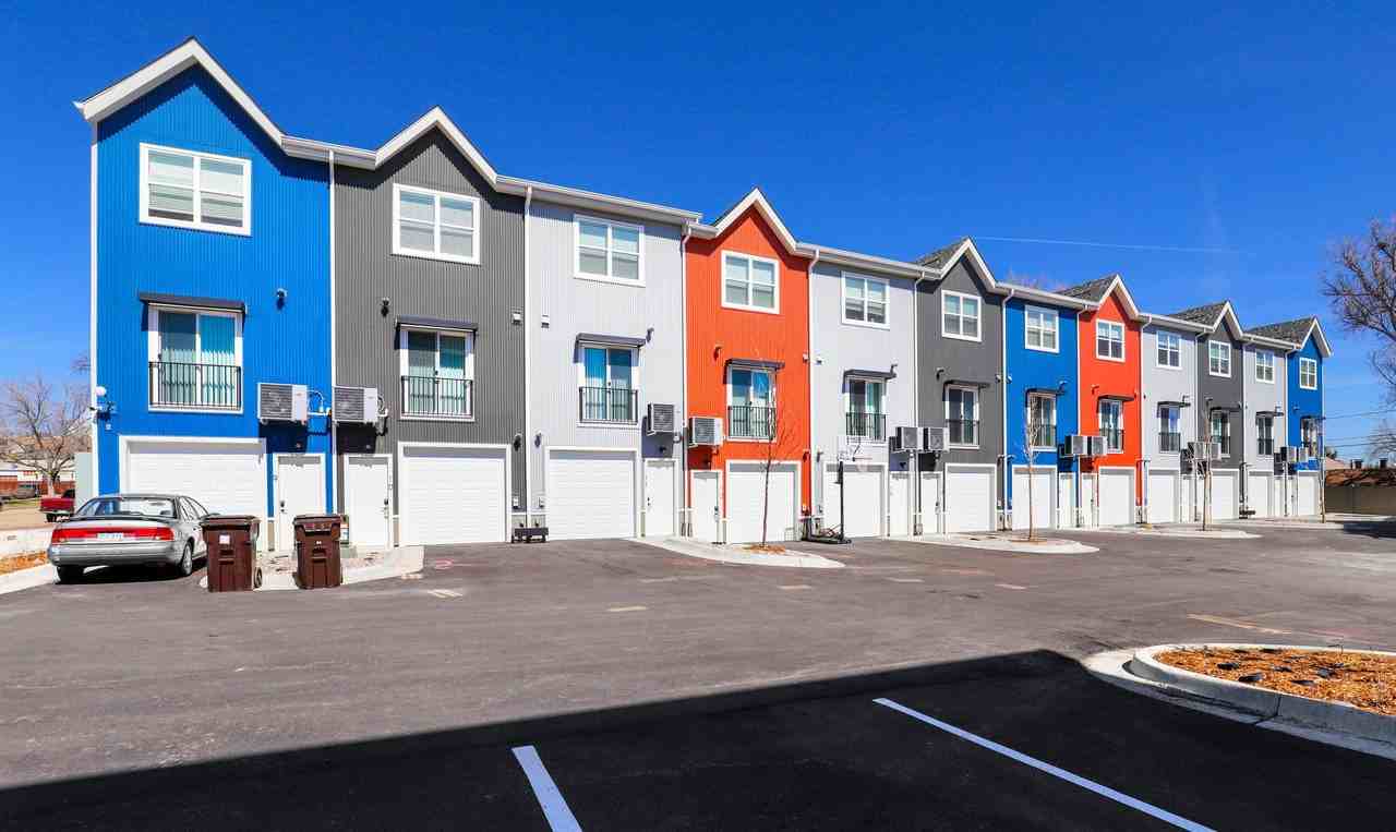 210 Emery St - Photo 3 of 50