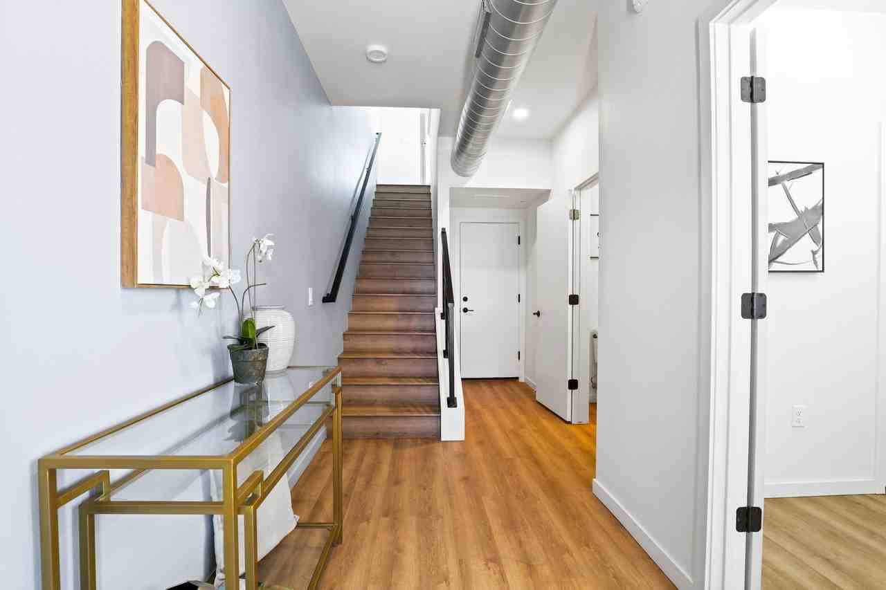 210 Emery St - Photo 4 of 50