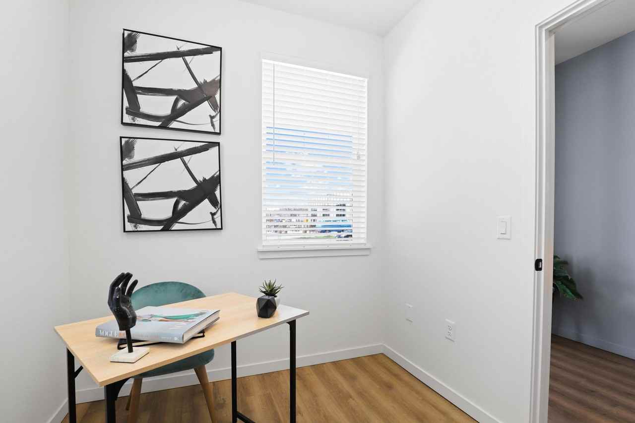 210 Emery St - Photo 5 of 50