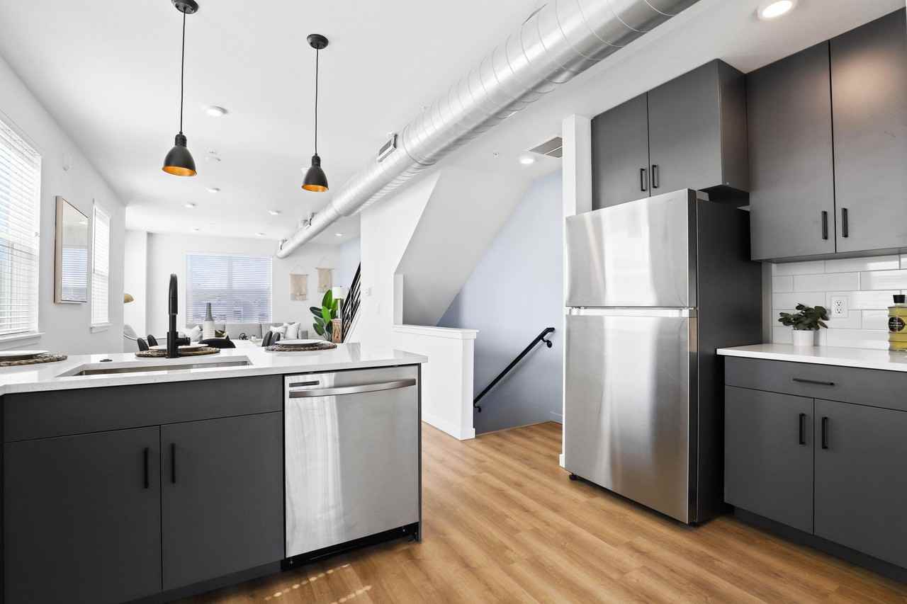 210 Emery St - Photo 6 of 50