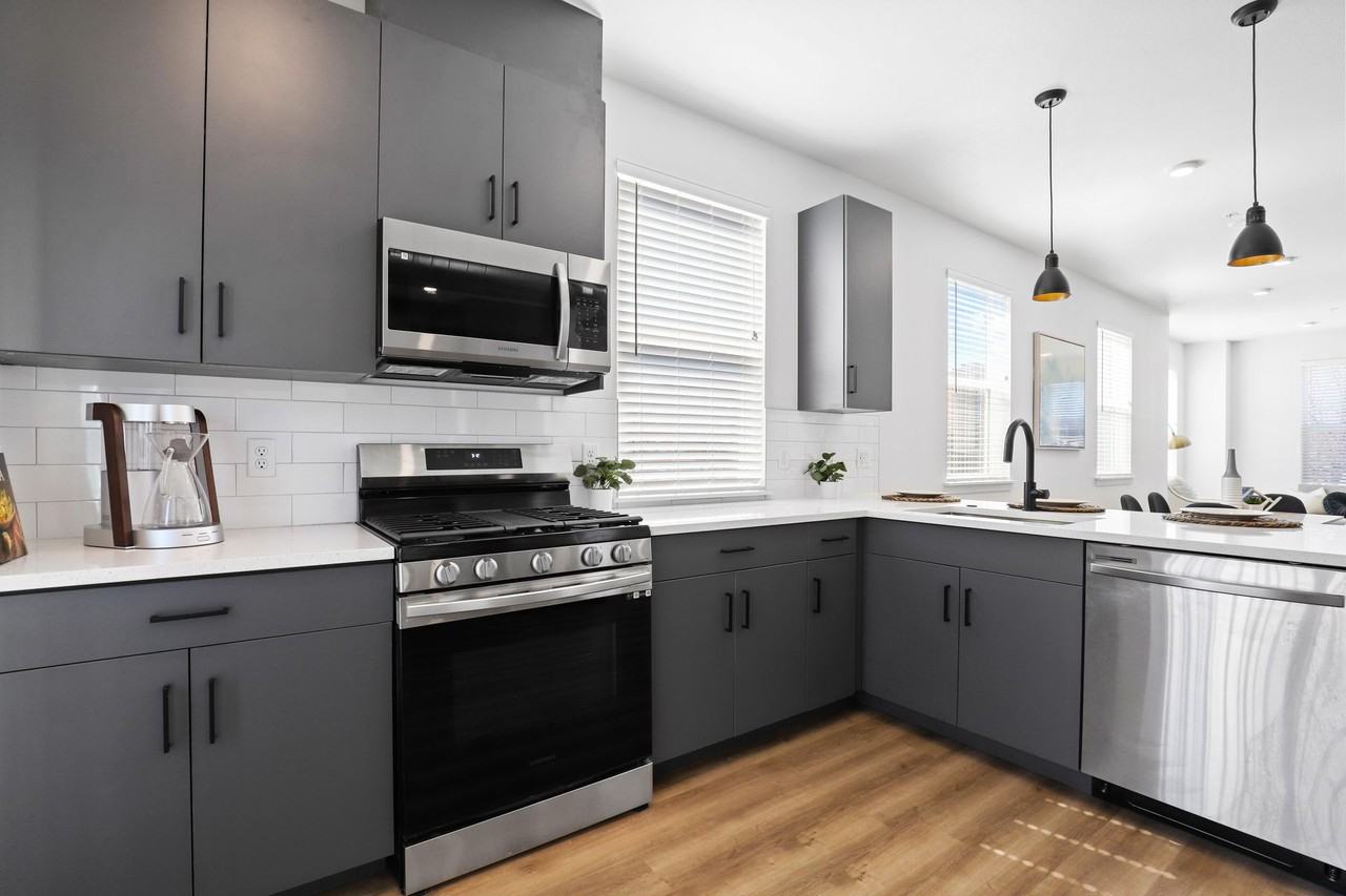 210 Emery St - Photo 7 of 50