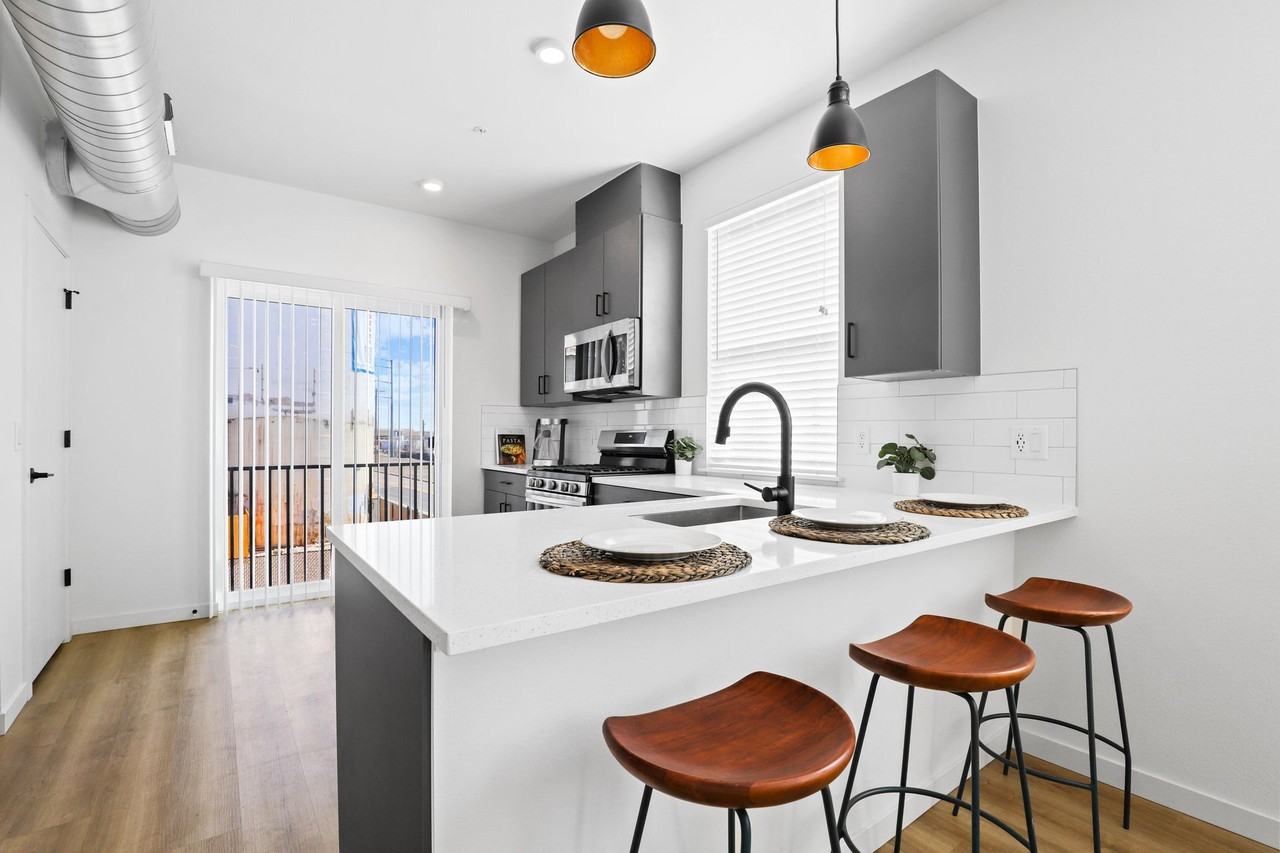 210 Emery St - Photo 7 of 50