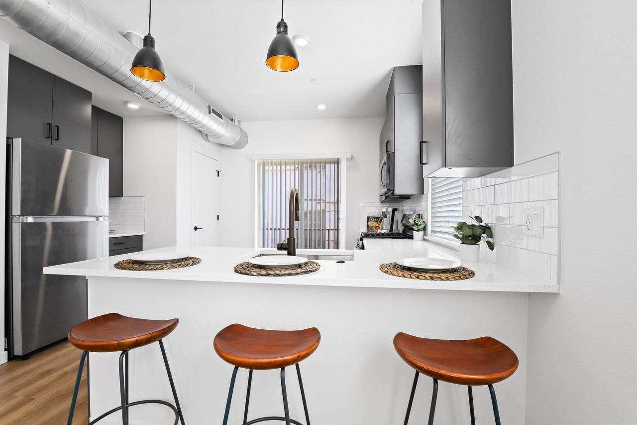 210 Emery St - Photo 6 of 50