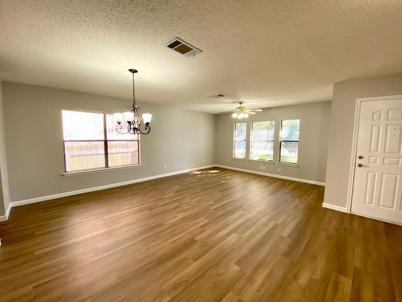 2101 Jasper Ln - Photo 3 of 32